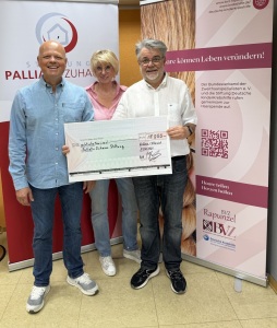 18.000 Euro aus der Haarspendenversteigerung 2025 für die Stiftung Palliativ Zuhause